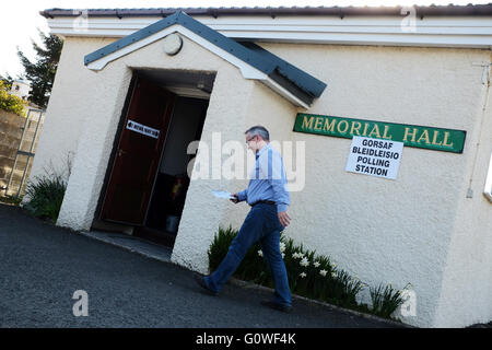 Presteigne, Powys, Regno Unito. Il 5 maggio 2016. Un inizio di mattina elettore arriva in corrispondenza della stazione di polling nel village hall nella città di Presteigne, Powys - gli elettori in Galles il voto per eleggere i membri per la Welsh Assembly e anche la polizia locale e la criminalità Commissari. Foto Stock