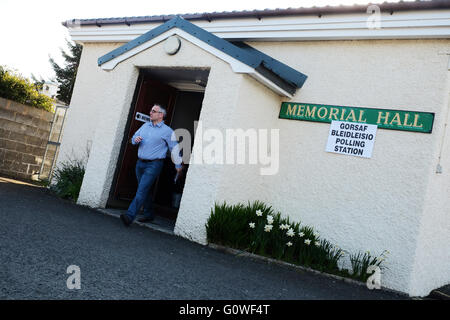 Presteigne, Powys, Regno Unito. Il 5 maggio 2016. Un inizio di mattina elettore lascia la stazione di polling nel village hall nella città di Presteigne, Powys - gli elettori in Galles il voto per eleggere i membri per la Welsh Assembly e anche la polizia locale e la criminalità Commissari. Foto Stock