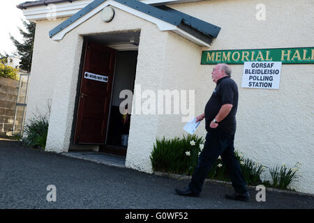 Presteigne, Powys, Regno Unito. Il 5 maggio 2016. Un inizio di mattina elettore arriva in corrispondenza della stazione di polling nel village hall nella città di Presteigne, Powys - gli elettori in Galles il voto per eleggere i membri per la Welsh Assembly e anche la polizia locale e la criminalità Commissari. Foto Stock