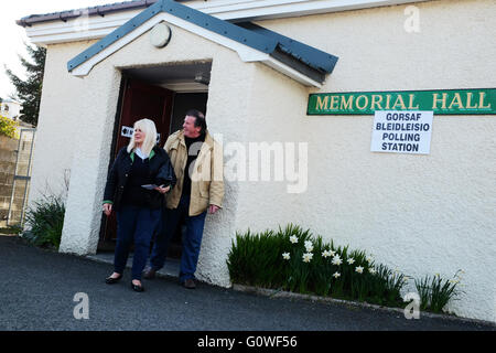 Presteigne, Powys, Regno Unito. Il 5 maggio 2016. La mattina presto gli elettori di lasciare il seggio al village hall nella città di Presteigne, Powys - gli elettori in Galles il voto per eleggere i membri per la Welsh Assembly e anche la polizia locale e la criminalità Commissari. Foto Stock