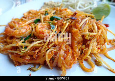 Un piatto di pad thai è visto su un tavolo in un ristorante in Karon Beach, Thailandia 12 marzo 2016. Phat tailandese o Pad Thai è un tradizionale a base di noodle piatto di cucina Thai. Esso è costituito da riso tagliatelle, uova sbattute, la salsa di pesce, pasta di tamarindo, un trito di aglio, peperoncino in polvere di germogli di soia, gamberi secchi, tofu e facoltativamente la carne o il pesce. È guarnito con frantumate Arachidi e foglie di coriandolo, calce, cipolline. Foto: Alexandra Schuler/dpa - Nessun servizio di filo- Foto Stock