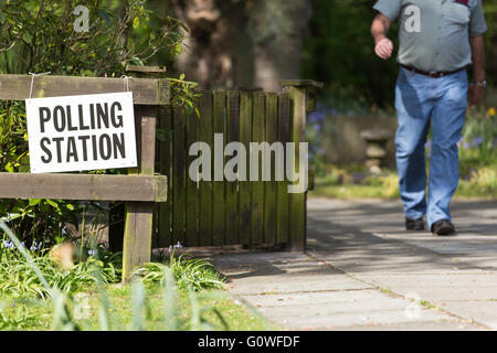 Formby, Merseyside. Il 5 maggio 2016. Un membro del pubblico lascia una stazione di polling, nei pressi di San Luca, Chiesa in Formby, dopo di esprimere il loro voto nelle elezioni locali, il 5 maggio 2016. Credito: Harry Whitehead/Alamy Live News Foto Stock