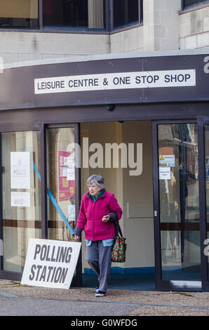 West Kirby, Wirral, Regno Unito - 5 Maggio 2016 - persone che uscivano dai seggi elettorali dopo di esprimere il loro voto in oggi la serie di elezioni in tutto il Regno Unito. Le elezioni si svolgono per il Parlamento Scozzese, Irlanda del Nord e la Welsh Assembly e consigli in tutta l'Inghilterra, nonché la cooperazione di polizia e la criminalità i commissari e i nuovi Sindaci di essere eletti. Credito: rsdphotography/Alamy Live News Foto Stock