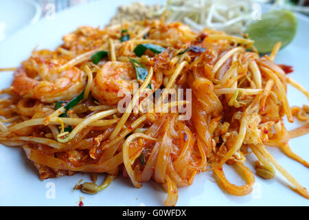 Un piatto di pad thai è visto su un tavolo in un ristorante in Karon Beach, Thailandia 12 marzo 2016. Phat tailandese o Pad Thai è un tradizionale a base di noodle piatto di cucina Thai. Esso è costituito da riso tagliatelle, uova sbattute, la salsa di pesce, pasta di tamarindo, un trito di aglio, peperoncino in polvere di germogli di soia, gamberi secchi, tofu e facoltativamente la carne o il pesce. È guarnito con frantumate Arachidi e foglie di coriandolo, calce, cipolline. Foto: Alexandra Schuler/dpa - Nessun servizio di filo- Foto Stock