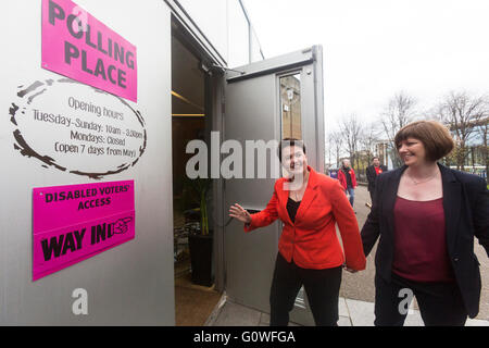 Edinburgh, Regno Unito. 05 Maggio, 2016. Conservatore & leader unionista, Ruth Davidson voti a Camino Cafe di Edimburgo con il suo partner di Jen Wilson Credito: Richard Dyson/Alamy Live News Foto Stock