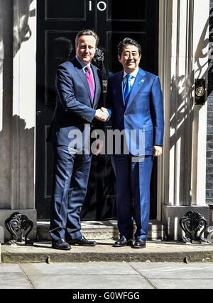 Londra Regno Unito 5 maggio 2016 il Primo Ministro David Cameron saluta il premier giapponese Abe al numero 10 di Downing Street Credit: Alan D Ovest/Alamy Live News Foto Stock