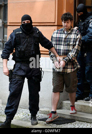 Brno, Repubblica Ceca. 05 Maggio, 2016. La pista di Brno tribunale regionale ha esteso la custodia cautelare di cittadino statunitense Kevin Dahlgren (nella foto), che è sospettato di aver ucciso i suoi quattro parenti ceca, per evitare che la sua possibile fuga di Brno, in Repubblica Ceca, 5 maggio 2015. Dahlgren, 23, è stato scortato al tribunale dalla prigione di custodia da guardie armate. La Corte ha preso la decisione a porte chiuse. Egli è il primo cittadino degli Stati Uniti è stato estradato in Repubblica ceca per il perseguimento penale. Il suo processo si terrà dal 31 maggio al 2 giugno. Credito: CTK/Alamy Live News Foto Stock