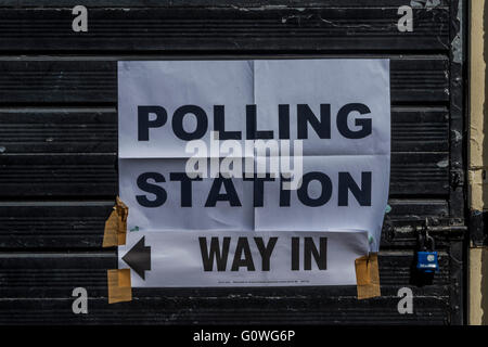 Chatham Hall nursery, Northcote Road, Londra, Regno Unito. Il 5 maggio, 2016. Vi è un costante flusso di elettori per il London Mayoral elezioni a stazioni di polling in Wandsworth, Londra, Regno Unito - 05 maggio 2016. Credito: Guy Bell/Alamy Live News Foto Stock