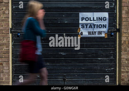 Chatham Hall nursery, Northcote Road, Londra, Regno Unito. Il 5 maggio, 2016. Vi è un costante flusso di elettori per il London Mayoral elezioni a stazioni di polling in Wandsworth, Londra, Regno Unito - 05 maggio 2016. Credito: Guy Bell/Alamy Live News Foto Stock