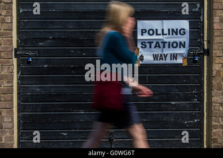 Chatham Hall nursery, Northcote Road, Londra, Regno Unito. Il 5 maggio, 2016. Vi è un costante flusso di elettori per il London Mayoral elezioni a stazioni di polling in Wandsworth, Londra, Regno Unito - 05 maggio 2016. Credito: Guy Bell/Alamy Live News Foto Stock