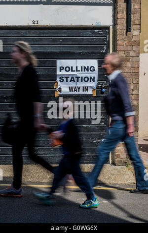 Chatham Hall nursery, Northcote Road, Londra, Regno Unito. Il 5 maggio, 2016. Vi è un costante flusso di elettori per il London Mayoral elezioni a stazioni di polling in Wandsworth, Londra, Regno Unito - 05 maggio 2016. Credito: Guy Bell/Alamy Live News Foto Stock