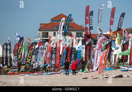 Fehmarn, Germania. 05 Maggio, 2016. Bandiere di diversi surf manufacturors prodotto in su una spiaggia del Mar Baltico in Fehmarn, Germania, 05 maggio 2016. Sull'isola tedesca di Fehmarn un surf festival è ora in corso. Foto: Axel HEIMKEN/DPA/Alamy Live News Foto Stock