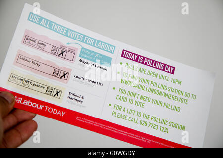 A nord di Londra, Regno Unito. Il 5 maggio 2016. Opuscolo di campagna dal partito laburista Credito: Dinendra Haria/Alamy Live News Foto Stock