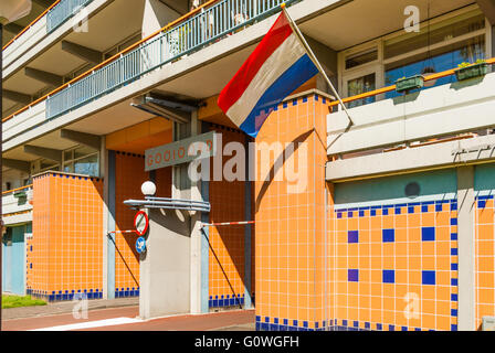 Amsterdam, Paesi Bassi, 05 maggio, 2016. Il 5 maggio, giorno della liberazione dei Paesi Bassi, il rosso-blu-bianco bandiera nazionale è visibile dappertutto. Come qui su Gooioord, uno dei tipici Bijlmer appartment edifici a sud-est di Amsterdam. Credito: Steppeland/Alamy Live News Foto Stock