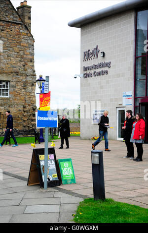 Inverkeithing, Scotland, Regno Unito, 05 maggio, 2016. Manifesti elettorali al di fuori di una stazione di polling come ottiene il voto in corso nel Parlamento scozzese elezioni, Credito: Ken Jack / Alamy Live News Foto Stock