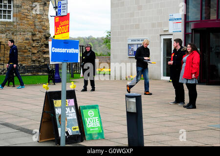 Inverkeithing, Scotland, Regno Unito, 05 maggio, 2016. La scena al di fuori di una stazione di polling come ottiene il voto in corso nel Parlamento scozzese elezioni, Credito: Ken Jack / Alamy Live News Foto Stock