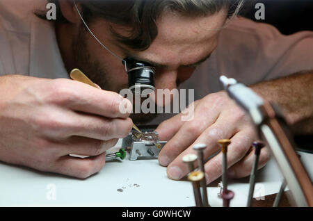 Londra, Regno Unito. Il 5 maggio, 2016. Un visitatore cerca di assemblare un orologio a Vacheron Constantin boutique nel centro di Londra, Gran Bretagna il 5 maggio 2016. Orologeria a Vacheron Constantin è una parte della the London Craft settimana 2016 qui tenuto dal 3 maggio al 7 maggio. © Han Yan/Xinhua/Alamy Live News Foto Stock