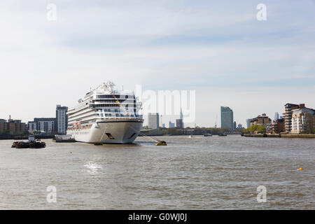 Greenwich, Londra. Il 5 maggio 2016. Il " Viking " mare nave da crociera diventa la prima nave in 6 anni di essere battezzata sul Tamigi, e il più grande oceano-navi per essere nominato sul fiume. Essa è passata attraverso la Thames Barrier in un momento precedente della giornata odierna ed ora approda a Greenwich Pier fino a domani, quando essa continuerà il suo viaggio inaugurale a Bergen. La nave di lusso detiene 930 passeggero. Credito: Imageplotter News e sport/Alamy Live News Foto Stock