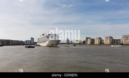 Greenwich, Londra. Il 5 maggio 2016. Il " Viking " mare nave da crociera diventa la prima nave in 6 anni di essere battezzata sul Tamigi, e il più grande oceano-navi per essere nominato sul fiume. Essa è passata attraverso la Thames Barrier in un momento precedente della giornata odierna ed ora approda a Greenwich Pier fino a domani, quando essa continuerà il suo viaggio inaugurale a Bergen. La nave di lusso detiene 930 passeggeri. Credito: Imageplotter News e sport/Alamy Live News Foto Stock