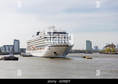 Greenwich, Londra. Il 5 maggio 2016. Il " Viking " mare nave da crociera diventa la prima nave in 6 anni di essere battezzata sul Tamigi, e il più grande oceano-navi per essere nominato sul fiume. Essa è passata attraverso la Thames Barrier in un momento precedente della giornata odierna ed ora approda a Greenwich Pier fino a domani, quando essa continuerà il suo viaggio inaugurale a Bergen. La nave di lusso detiene 930 passeggeri. Credito: Imageplotter News e sport/Alamy Live News Foto Stock