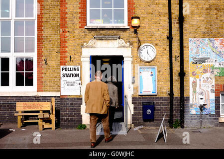 Londra, UK. Il 5 maggio 2016. Stazione di polling aperto in Greenwich,Londra per persone per il loro voto in London mayoral elezione e London Assembly elezioni © claire doherty/Alamy Live Foto Stock