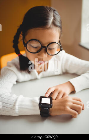 Schoolchild indossando un orologio intelligente Foto Stock