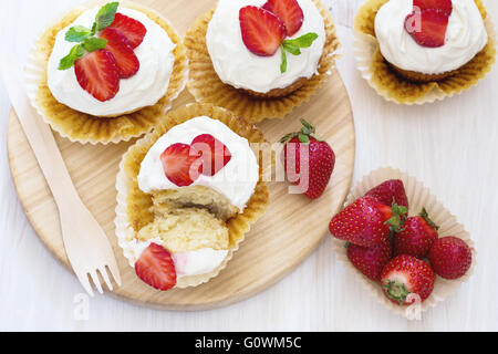 In casa tortine di fragole con panna montata topping, vista dall'alto Foto Stock