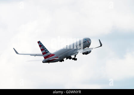 American Airlines Boeing 767-323ER(w) Aereo di linea N399un decollo all'Aeroporto Internazionale di Manchester Inghilterra England Regno Unito Regno Unito Foto Stock