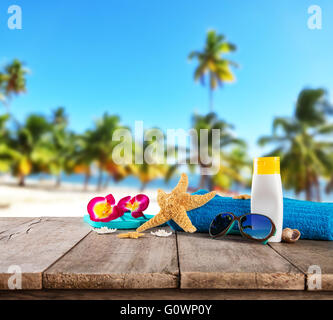 Spiaggia accessori per viaggiare poste su assi di legno. Spiaggia tropicale su sfondo Foto Stock