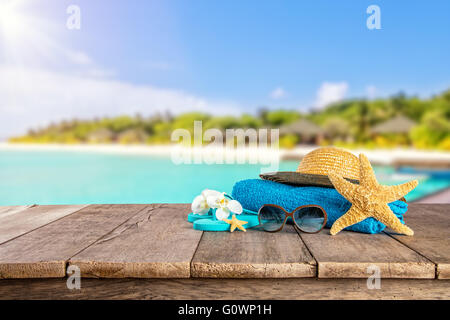 Spiaggia accessori per viaggiare poste su assi di legno. Spiaggia tropicale su sfondo Foto Stock