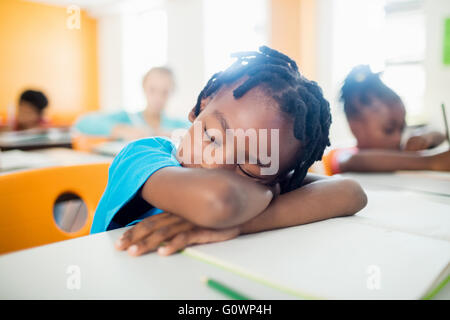 Allievo di addormentarsi alla sua scrivania Foto Stock