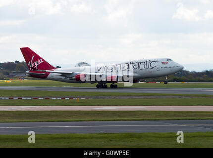 Virgin Atlantic Airways Boeing 747-41R aereo di linea G-vasto decollo dall'Aeroporto Internazionale di Manchester Inghilterra England Regno Unito Foto Stock