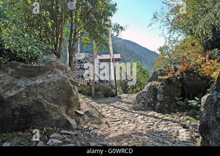 Bandiere di preghiera e mani pietre in rotta per Phakding Village Foto Stock