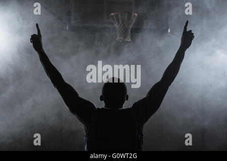 Vista posteriore di un giocatore di basket con le braccia in aria Foto Stock