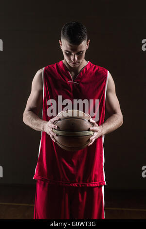 Ritratto di giocatore di basket tenendo una palla Foto Stock