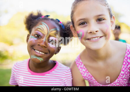 Ritratto di due cute ragazze con il make up sul viso Foto Stock