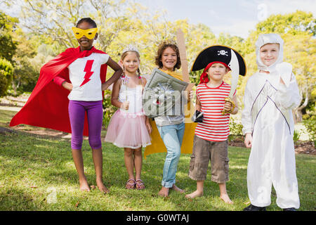 Amici in costume in piedi in materie Foto Stock