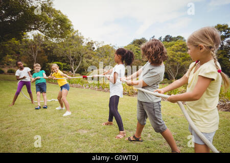 Bambini tirando una corda di tiro della fune Foto Stock