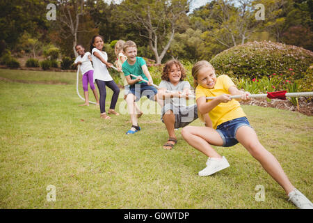 Bambini tirando una corda di tiro della fune Foto Stock