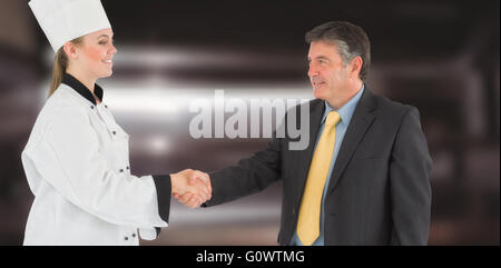 Immagine composita del proprietario e chef femmina stringono le mani Foto Stock