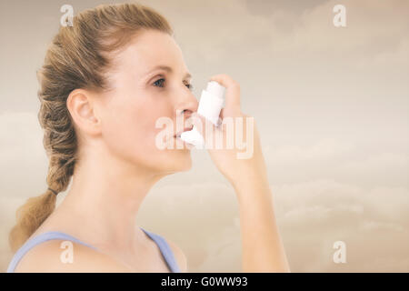 Immagine composita della donna usando un inalatore per l'asma Foto Stock