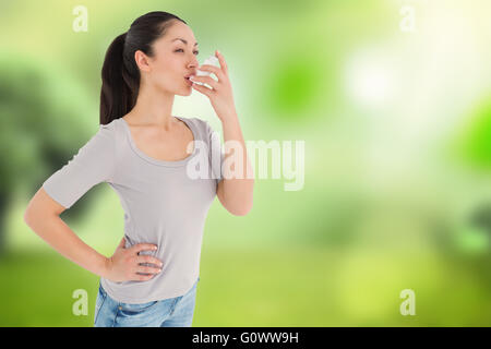 Immagine composita del soggetto asmatico bella bruna mediante inalatore Foto Stock