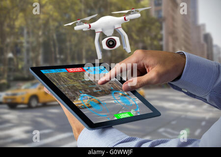 Immagine composita dell'uomo utilizzando tablet pc Foto Stock