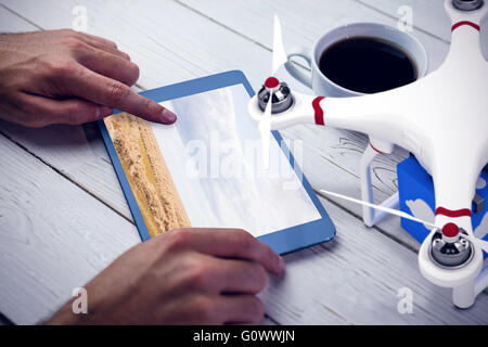 Immagine composita di un drone portando un cubo blu Foto Stock