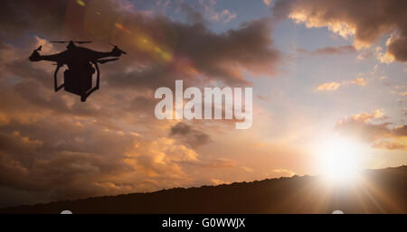 Immagine composita di un drone portando un cubo blu Foto Stock