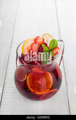 La limonata con fragole, limone e ghiaccio Foto Stock