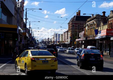 Snapshot di Sydney Road a Melbourne durante le ore di punta. Foto Stock