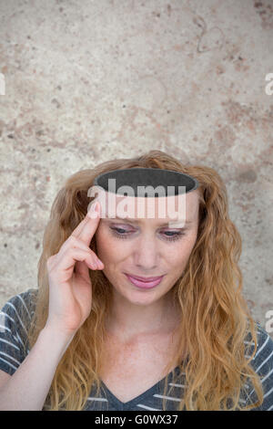 Immagine composita della donna bionda avente mal di testa Foto Stock
