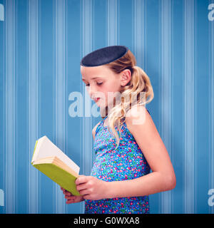 Immagine composita della lettura della ragazza libro in biblioteca Foto Stock