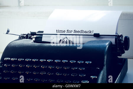 Un po' di tempo per il feedback! Contro i nastri inchiostratori per macchine da scrivere su un tavolo Foto Stock